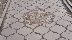 Брусчатку на тротуаре по Боконбаева разломали. Фото