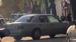 На Горького образовалась пробка из-за неправильно припаркованного «Мерседеса». Видео