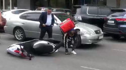 На Токтогула легковушка сбила мотоциклиста. Видео с места ДТП