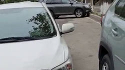 На Тоголок Молдо две «Тойоты» припаркованы вторым рядом. Видео