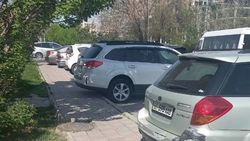«Субару» припарковал половину тротуаре. Фото горожанина