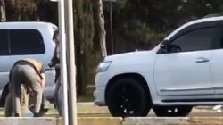 Водитель «Крузака» сбил мужчину на «зебре», посадил его в машину и увез. Видео