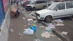 Тротуар на Ошском рынке завален мусором. Фото горожанина