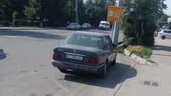 «Мерседес» припарковали на остановке на Алыкулова. Фото