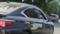 Lexus ES 300H едет по встречке, едва не создав аварию. Видео