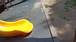 С горки в бордюр. Горожанка жалуется на установку детской площадки на бульваре Эркиндик. Фото