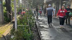 Возле рынка «Ак-Эмир» поливают цветы и тротуар. Фото горожанина