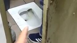 В туалете на Ошском рынке непрерывно течет вода. Видео