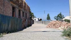 В Кара-Жыгаче дорогу перекрыли песком и кирпичами. Фото