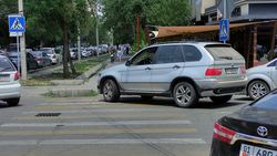 BMW Х5 припарковали на «зебре». Фото