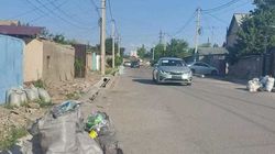 В Төкөлдөше убрали мусор не на всех улицах. Фото жителя