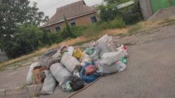 На ул.Кожобергенова возле Госрезиденции мешки с мусором лежат возле дороги. Видео