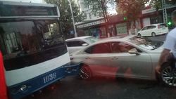 На Моссовете троллейбус попал в аварию. Фото