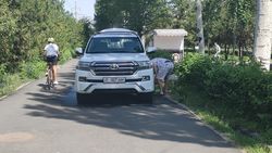 Водитель Lexus GX 470 заехал на тротуар в парке «Асанбай», чтобы помыть машину. Видео