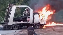 Страшное ДТП на трассе Бишкек—Ош: сгорел трал с автомашинами, погибли два человека. <b>Видео</b>