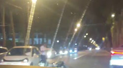Возле посольства США мотоцикл врезался в легковушку. Видео с места аварии
