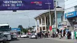 Огромная пробка в Узгене, рядом стоят милиционеры. Видео горожанина