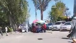 Торговцы захватили тротуар на Шопокова. Видео горожанина