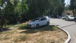 На Тыныстанова легковушку припарковали на газоне. Фото