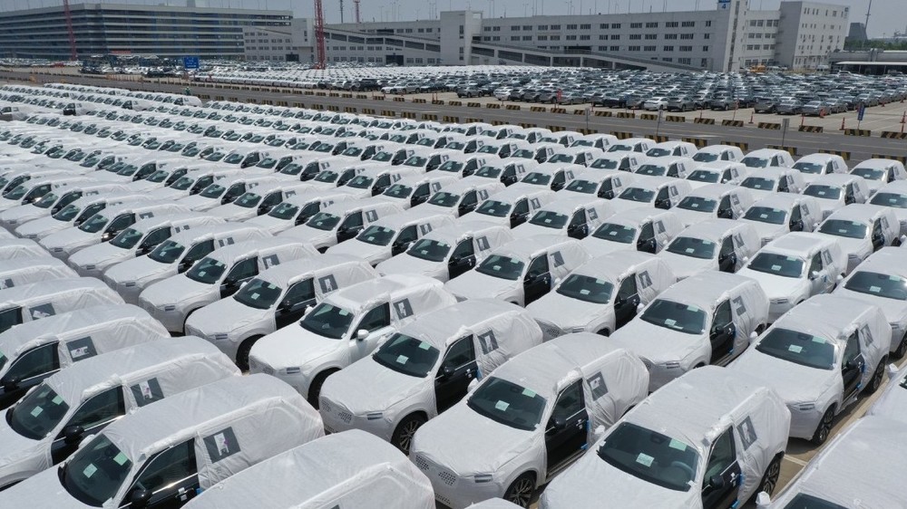 Автомобили в порту Шанхая (фото China Daily)