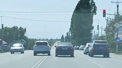 На Иссык-Куле «Тойота RAV4» выезжает на встречку и проезжает на красный. Видео