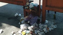 Урна на остановке в Асанбае забита, мусор лежит на земле. Фото горожанина