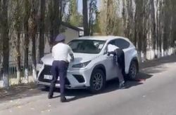 Водителя «Лексуса» в Узгене оштрафовали на 41000 сомов. Он устроил потасовку с инспектором УОБДД