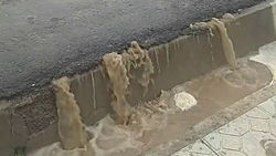 В Кербене из-под асфальта хлещет вода. Видео