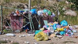 Жители домов напротив «Авроры» жалуются на горы мусора и просят Кум-Бельский айыл окмоту вынести мусорные банки за пределы двора