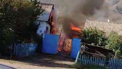 В Иссык-Кульской области горит дом. Видео