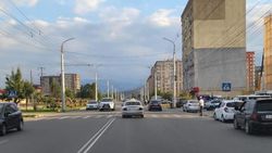 Горожанин просит сократить количество пешеходных переходов на Тыналиева. Фото