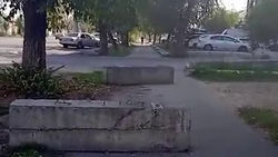 На тротуаре на Льва Толстого поставили два бетонных блока. Видео