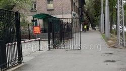 Железные ворота перекрывают полтротуара на Советской. Фото горожанина