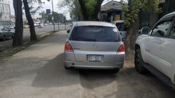 На пересечении улиц Жибек Жолу—Шопокова машины паркуются на тротуаре 