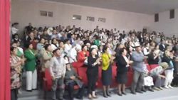 Видео — Реакция зрителей на спектакль «Ыйык жандар» о погибшем солдате в Баткене и ее возлюбленной