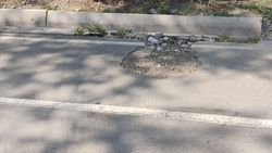 На Айтматова раскопали асфальт на велодорожке и не восстановили. Фото