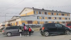 Возле школы №100 нет «зебры», дети рискуют жизнью, пробираясь сквозь поток машин. Видео