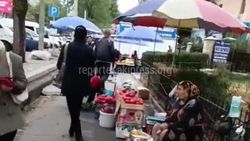 Бишкекчанин снова жалуется на стихийную торговлю возле рынка «Ак-Эмир»