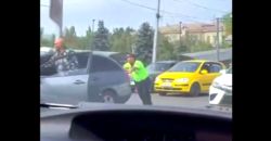 Сотрудник ГУОБДД помог таксисту толкать заглохший автомобиль