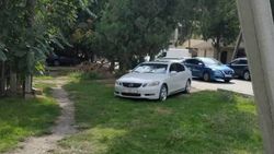 «Лексус» припаркован на газоне на Тыныстанова-Мичурина