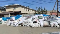 В районе рынка «Мадина» гора мусора из швейных отходов