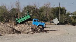 Возле парка им.Гейдара Алиева устроили свалку из строймусора. Фото