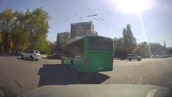 Автобус заблокировал перекресток Сухэ-Батора—Юнусалиева, высаживая пассажиров в неположенном месте. Видео