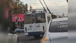 Троллейбус во время движения с крайней полосы пытается проехать в противоположную. Видео