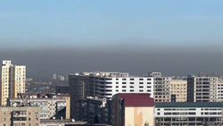 Над центром Бишкека висит густой смог. Видео