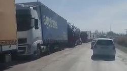 На границе с Казахстаном снова собралась колона из фур. Видео