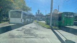Конечная троллейбусов в 12 мкр забита. Фото
