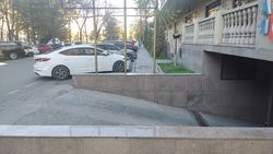 На ул.Рыскулова тротуар упирается в стену подземной парковки. Фото горожанина