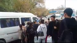 На выходных на автовокзале в Кара-Балте не хватает маршруток в Бишкек. Видео