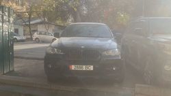 BMW X6 заблокировал пандус на Токтогула. Фото